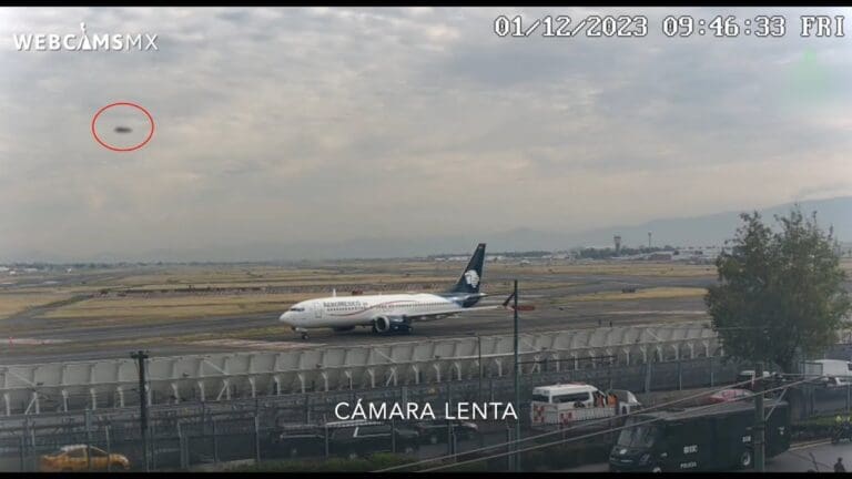 Captan supuesto OVNI sobrevolando el AICM