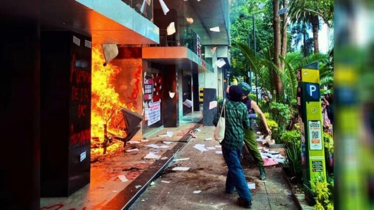 Video Manifestantes que exigen medicinas para el VIH prenden fuego cerca de la Secretaría de Salud en Cdmx