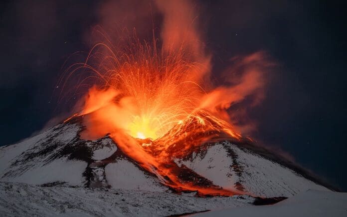 Volcán Etna se reactiva tras 250 minierupciones
