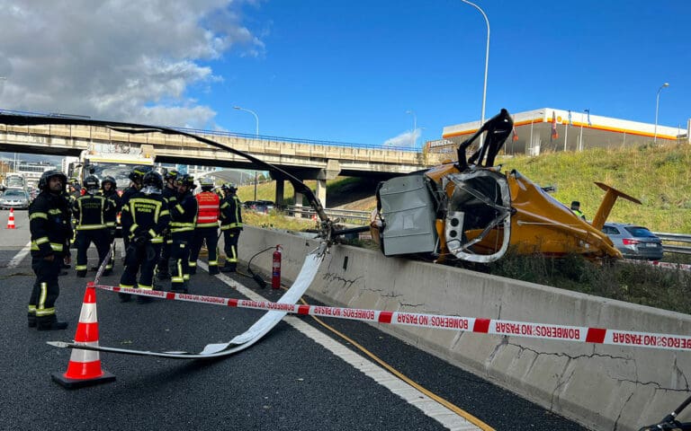 VIDEO Colapsa helicóptero en una autopista de Madrid