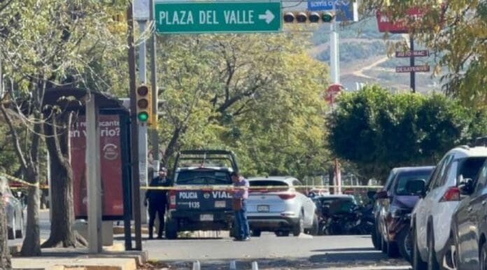 Un comandante de la Policía Estatal de Oaxaca fue atacado a balazos. Ladrones lo despojaron de 600 mil pesos.