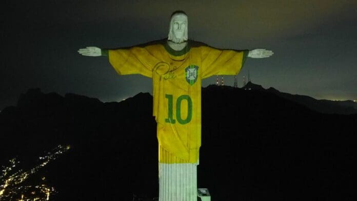 Pelé recibe homenaje en el Cristo Redentor a un año de su muerte