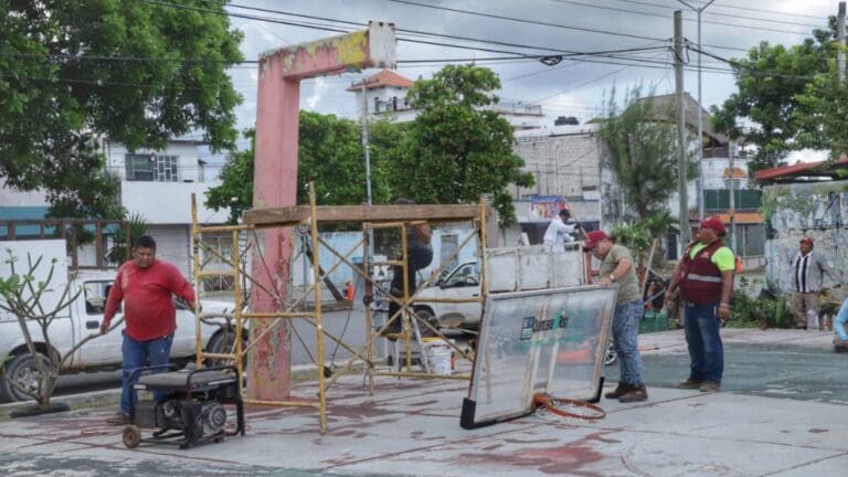 Yensunni Martínez supervisa rehabilitación de un parque en la colonia Emancipación