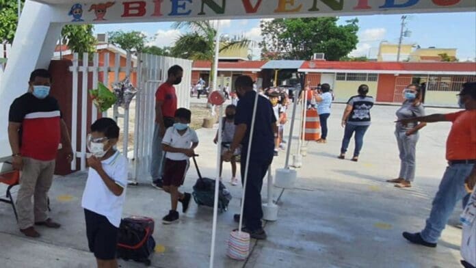 En las escuelas de Quintana Roo no ha vuelto a ser obligatorio el uso del cubrebocas. Hasta el momento es opcional.