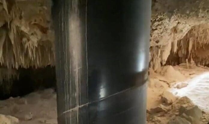 Ambientalistas denuncian los daños que causan al Gran Acuífero Maya las estructuras metálicas del Tren Maya.