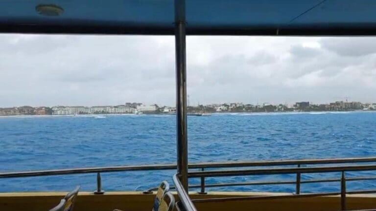 VIDEO: Ferry intentó cruzar de Cozumel a Playa del Carmen, pero no pudo atracar por el mal clima