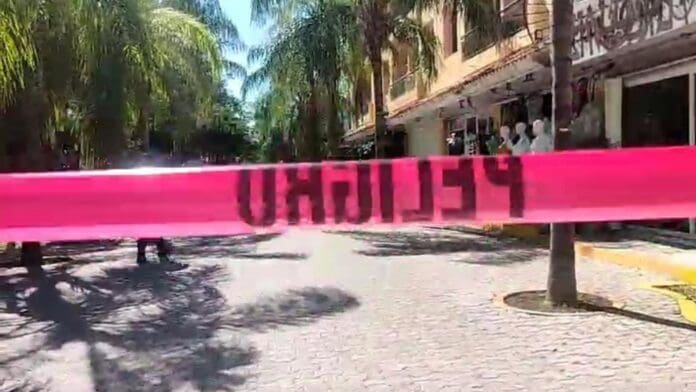 Uno de los artesanos heridos durante un ataque armado en la Quinta Avenida de Playa del Carmen falleció este sábado.