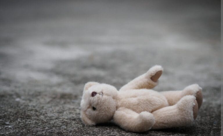 Niñera confiesa que asesinó a golpes a una niña de 5 años porque no podía dormir