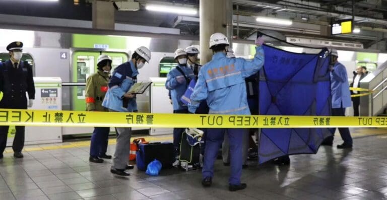 Mujer apuñaló a cuatro personas en un tren en Japón