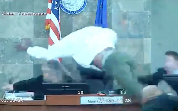 VIDEO Hombre se abalanza y golpea a jueza en plena sesión en Las Vegas