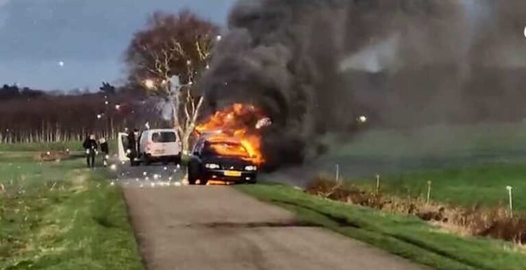 Hombre enciende cigarro y explotan 75 kilos de pirotecnia que llevaba en el auto