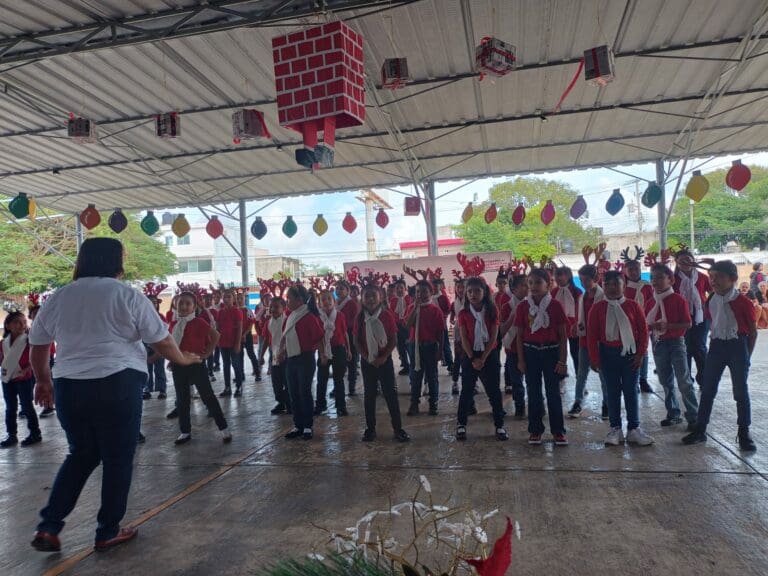 Asiste la SEQ a presentación de villancicos en inglés por parte de educandos de preescolar y primaria