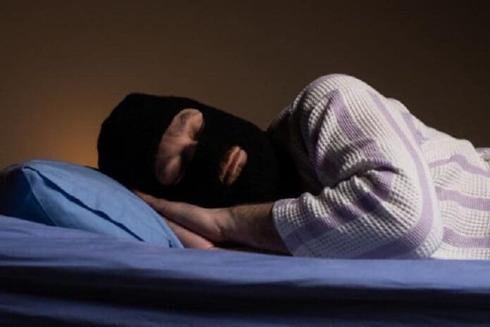 Ladrón entró a una casa para robar, se quedó dormido y lo capturaron