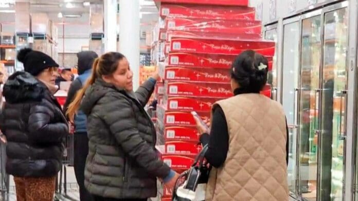 VIDEO Clientes despojan roscas a revendedora de Costco antes de pagar