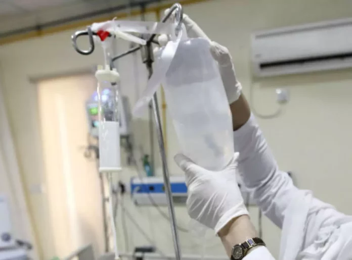 Mueren 10 personas luego de que enfermera reemplazó suero con agua de la llave