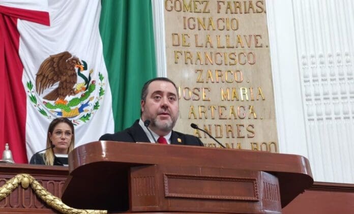 Presentan a Armando Tonatiuh, ex coordinador del PRI, ante Fiscalía de CDMX