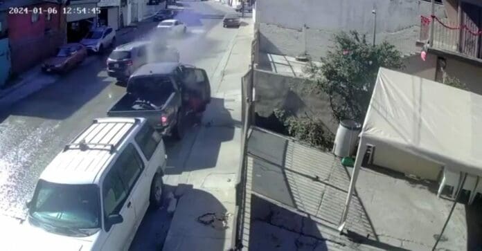 Cámaras de videovigilancia captaron el momento en que dos policías fueron atacados a balazos por sicarios en Tijuana.
