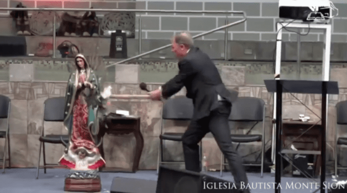 Pastor destroza imagen de la Virgen de Guadalupe y causa polémica