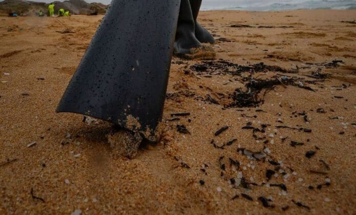 Playas en España se llenan de bolitas de plástico