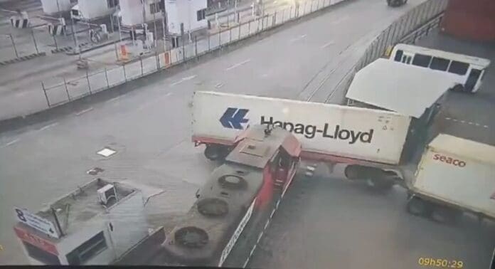Tren choca contra tráiler en el Puerto de Manzanillo, Colima
