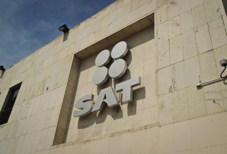 Denuncian trabajadores del SAT a altos funcionarios por actos de corrupción