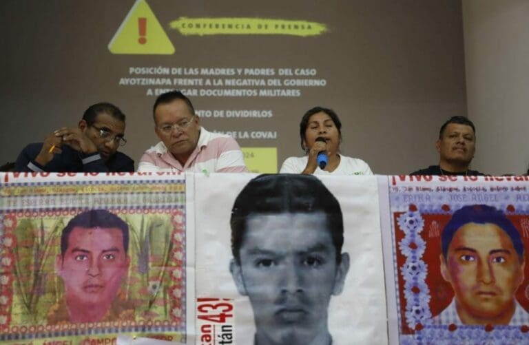 Los padres y madres de los 43 estudiantes de Ayotzinapa acusan al gobierno de AMLO de querer dividirlos y de no cumplir sus promesas.