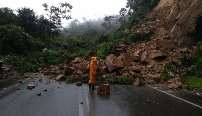 VIDEO: Derrumbes dejan al menos 18 muertos y múltiples heridos en Colombia