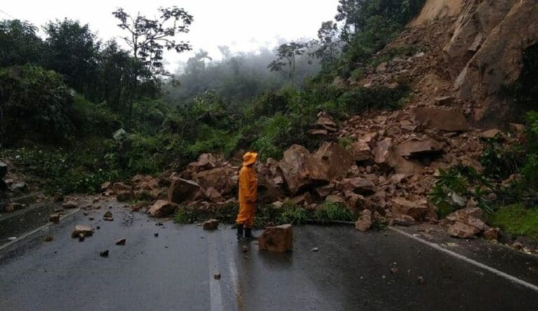 VIDEO: Derrumbes dejan al menos 18 muertos y múltiples heridos en Colombia