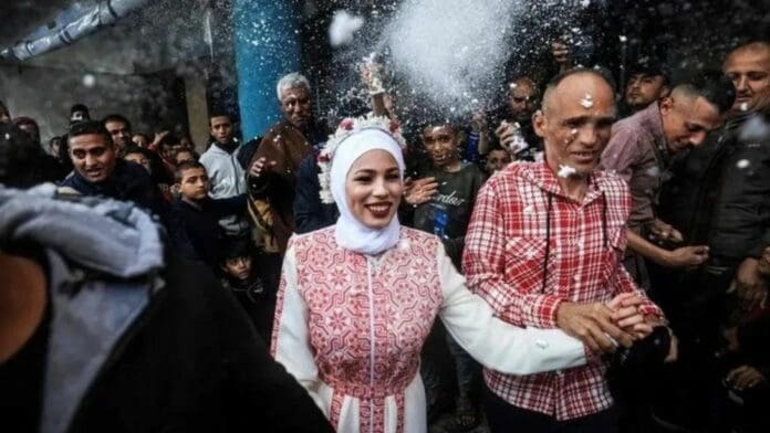 ¡Un mensaje a favor de la vida! Celebran boda en medio de la guerra en Gaza