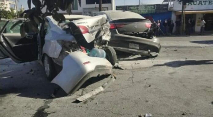 Un joven de 16 años chocó su Mercedes Benz, dejando a ocho personas lesionadas y mismo números de autos impactados.
