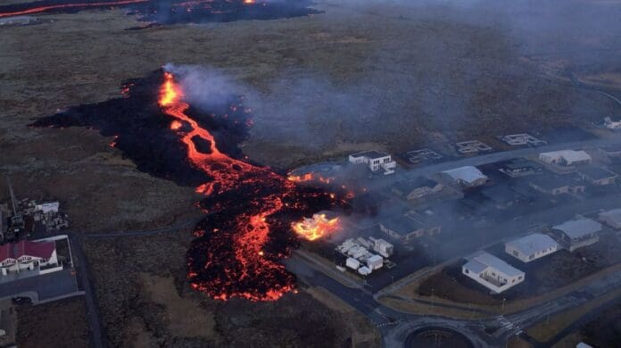 Dron muestra ríos de lava quemando casas en Islandia