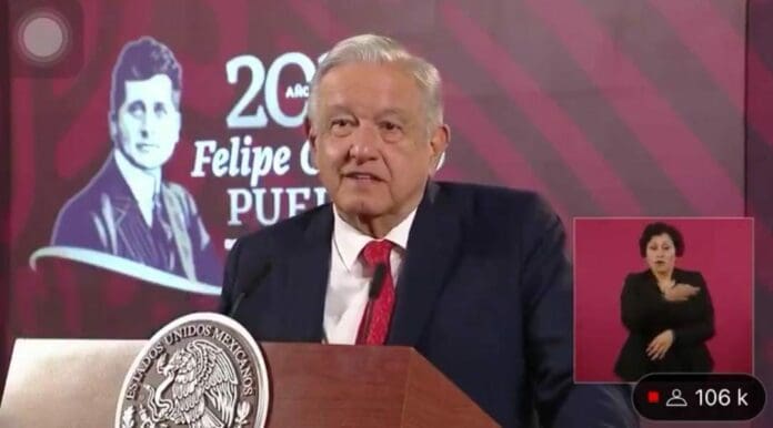 Pese a que le mostraron testimonios de ciudadanos, AMLO negó que haya desabasto de medicinas en la megafarmacia.