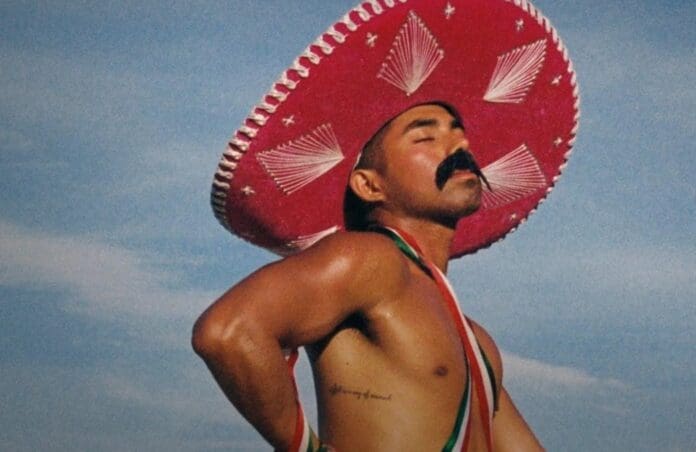 Tunden a Influencer Henry Jiménez por publicar fotos desnudo con sombrero de charro