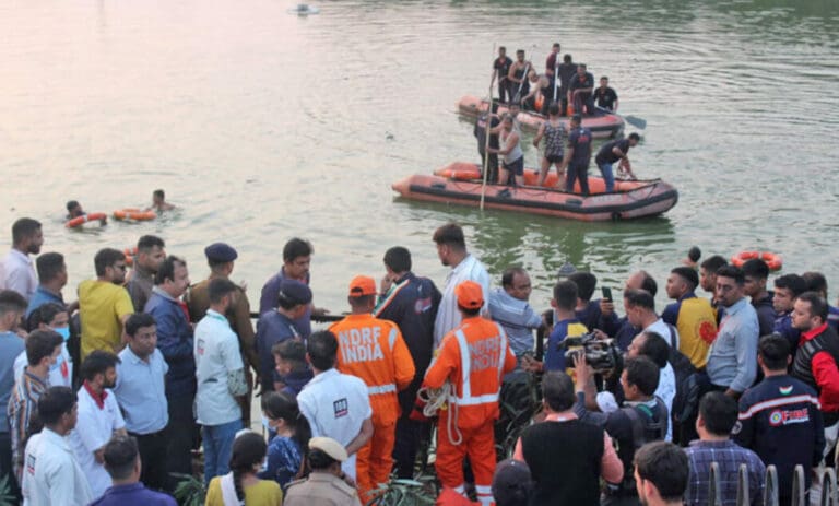 Naufragio en una excursión escolar en India deja 15 muertos