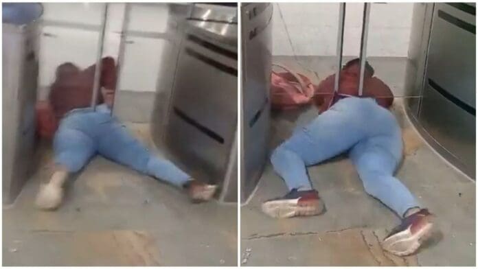 Mujer intenta colarse sin pagar en el Transmilenio de Bogotá y termina atascada