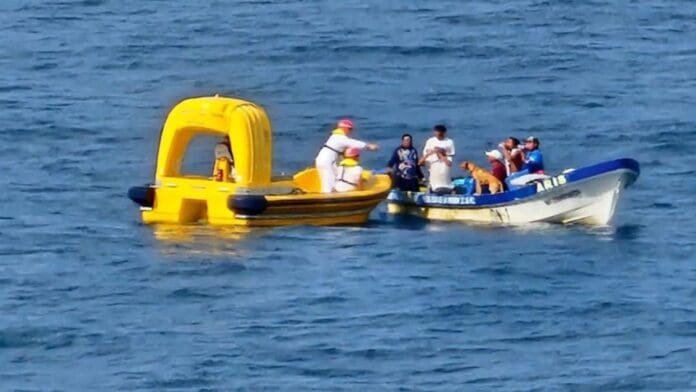 Celebra Mara Lezama el exitoso rescate de los pescadores de Cozumel y el perrito 