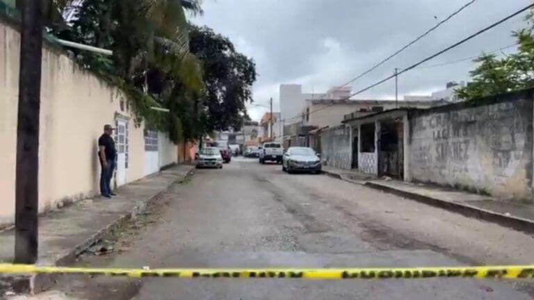 Ejecutan al esposo de una doctora en el centro de Cancún, afuera de la Clínica Duarte