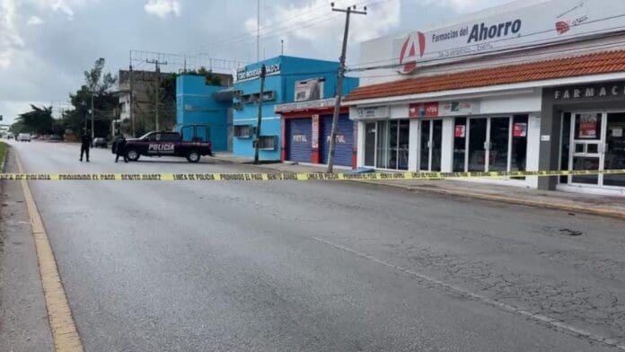 Una mujer fue víctima de un ataque armado cerca de la Guarnición Militar de Cancún. Fue trasladada lesionada al hospital.