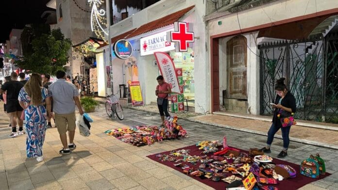 De acuerdo con el segundo regidor de Solidaridad, los ambulantes se siguen instalando en el primer cuadro de Playa del Carmen.