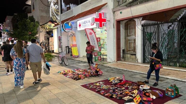 De acuerdo con el segundo regidor de Solidaridad, los ambulantes se siguen instalando en el primer cuadro de Playa del Carmen.