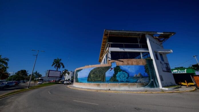 El gobierno estatal y el federal trabajan para seguir impulsando la economía de Chetumal, capital del estado.