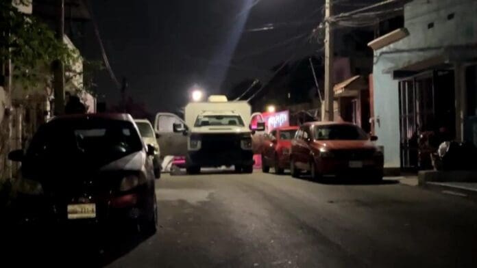 Continúa la inseguridad en Cancún. La madrugada de este domingo un motociclista fue asesinado en la Región 94.