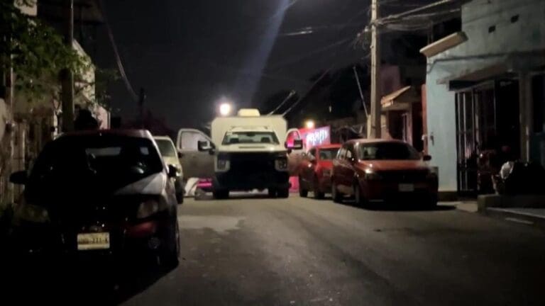 Continúa la inseguridad en Cancún. La madrugada de este domingo un motociclista fue asesinado en la Región 94.