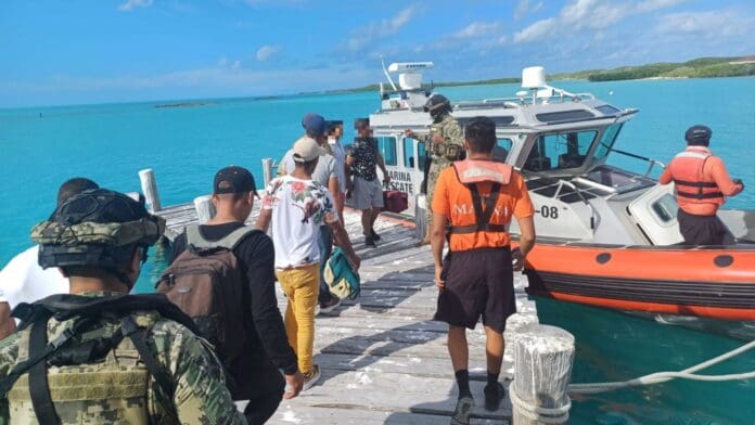 Rescata Marina a 8 personas de origen extranjero en Isla Contoy