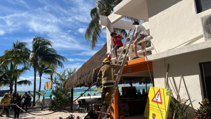 Marina sofoca incendio de palapa en Isla Mujeres; no hubo lesionados, solo afectados por inhalar humo