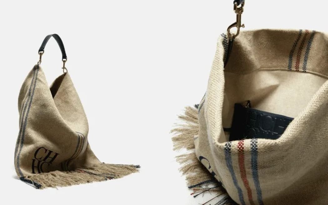 Tunden a Carolina Herrera por lanzar bolsa carísima que parece costal