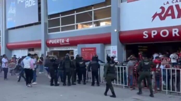 Liga MX: Vetan a la barra brava del Necaxa por incidentes entre aficionados frente al Atlas