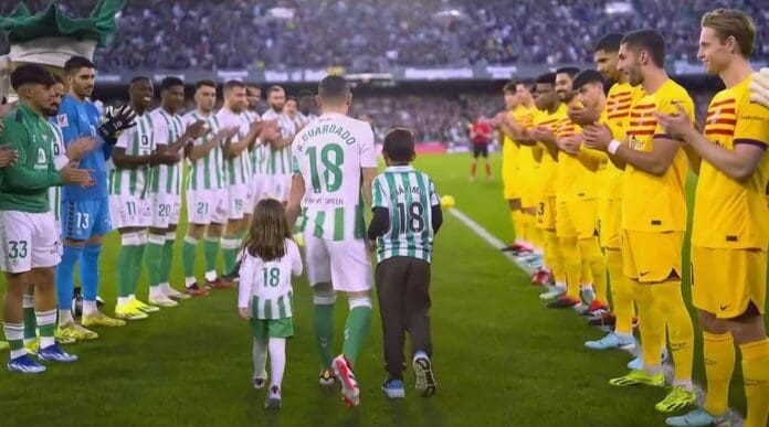 El mexicano Andrés Guardado recibió un emotivo homenaje en su partido de despedida con el Betis de Sevilla.