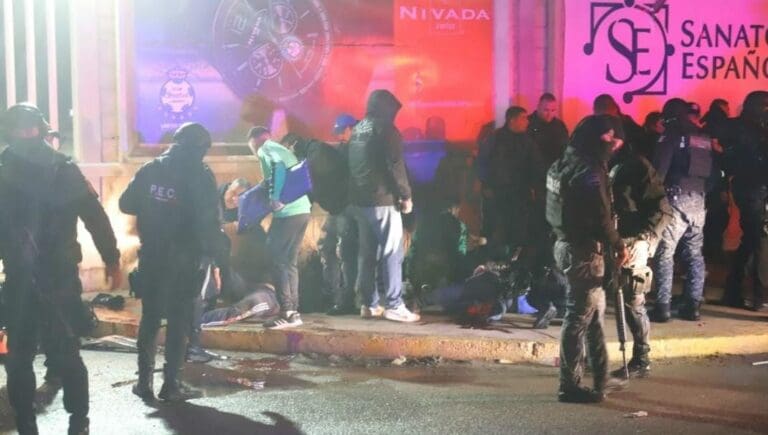 Aficionados fueron atropellados este domingo al salir del estadio del Santos de Torreón. Al menos una persona perdió la vida.