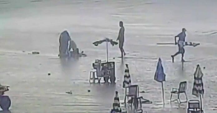 Un rayo mató a una mujer y dejó siete heridos en una playa de Brasil